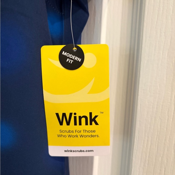 NWT Wink 3-Pocket Graffiti Blots V-Neck Modern Fit Print Top - sz M - Picture 3 of 4